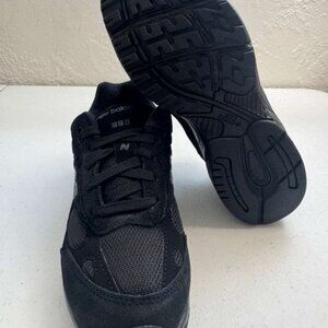 NEW - New Balance Enfants Men size 4